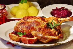krojenie kaczki nadziewanej, kaczka w garnku rzymskim. Zdrowa kaczka pieczona w garnku rzymskim