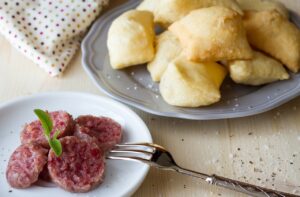 Samosa z mięsem – jak zrobić samosy? Pyszne pierożki z dipami lub sosem chutney