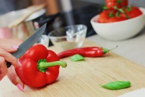 Włoskie antipasti – doskonała przekąska na imprezy okolicznościowe. Antipasti przepisy – papryka