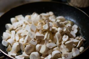 Jak zrobić sos pieczarkowy ze śmietaną? Sos pieczarkowy – doskonały dodatek do wielu potraw