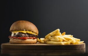 Kulinarna moda, która nie przemija – burger w Warszawie