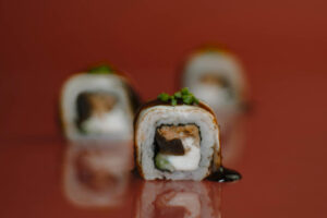 Jak dobrać sos do sushi? Sojowy, spicy mayo i słodkie dodatki w praktyce